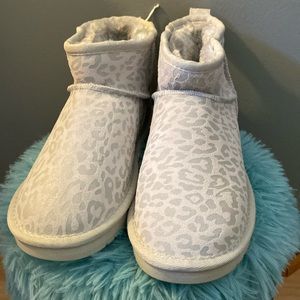 BRAND NEW  WOMANS COZY BOOTS SIZE 7! NWT. SMOKE FREE HOME!